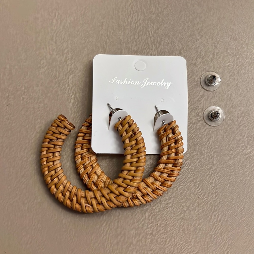 Beachy Round Rattan Earrings NWOT